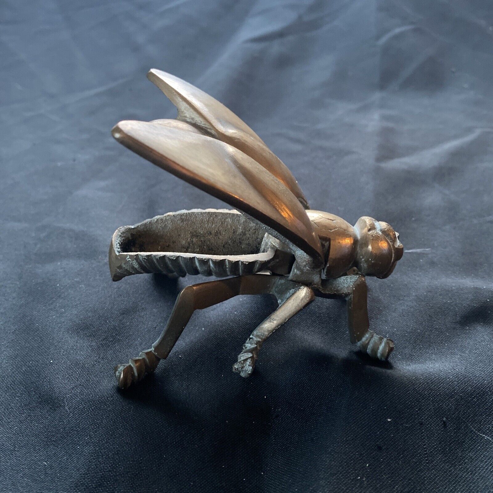 Antique Bronze Bee Lift Up Wings ashtray, trinket pot, paperweight 11cm - (9605)