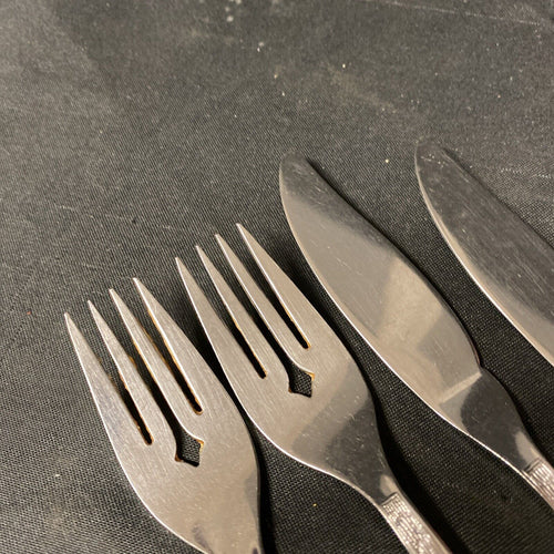 4 Pieces ONEIDA "TEXTURA" Pattern 2 x Dessert Forks &  2 x Cake Knives - (5365)