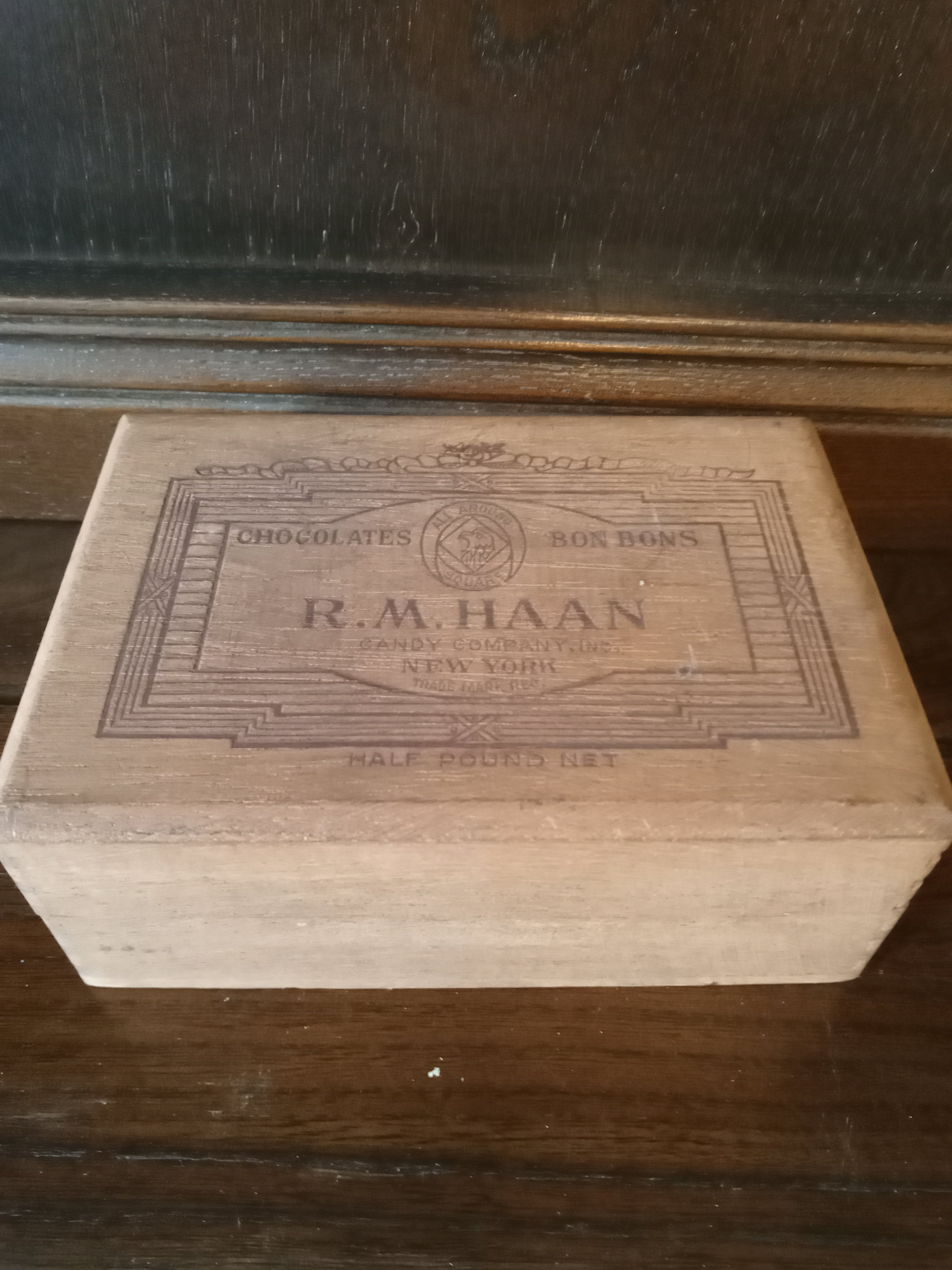 Vintage New York America Chocolates empty Wooden Box R. M. HAAN  - (9694)