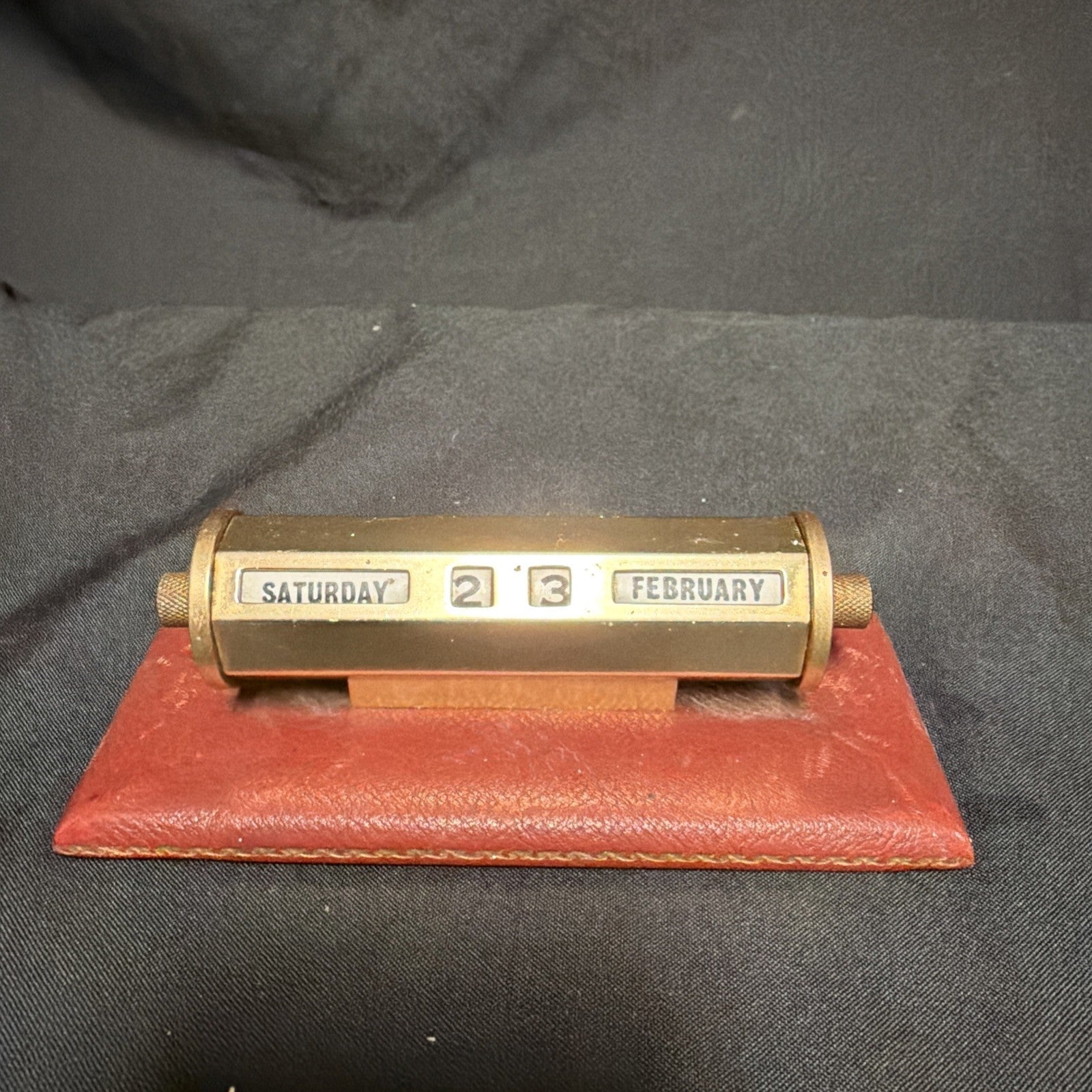 Vintage Art Deco Perpetual Desk Calendar by Leathersmith in Ex. Working order - (1970)