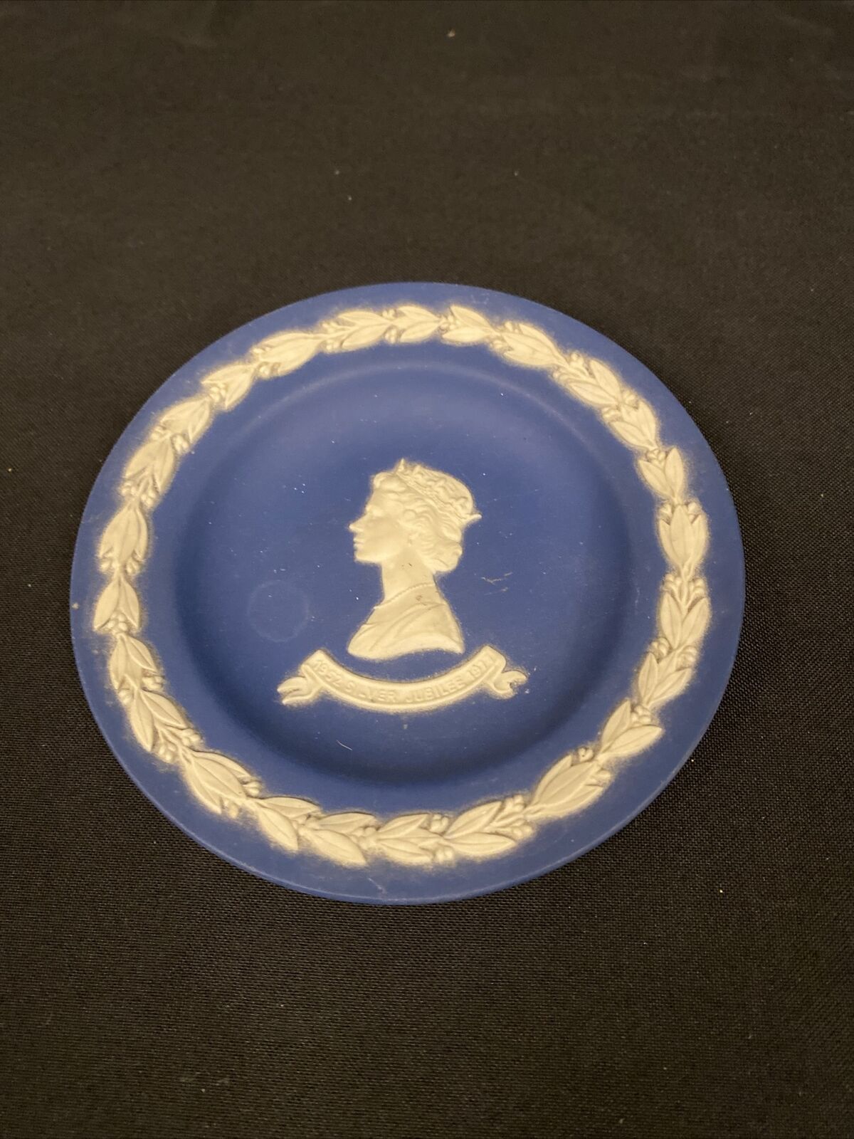 Wedgwood Dark Blue Jasperware Queen's Silver Jubilee 1977 Pin Dish 11cm - (8424)