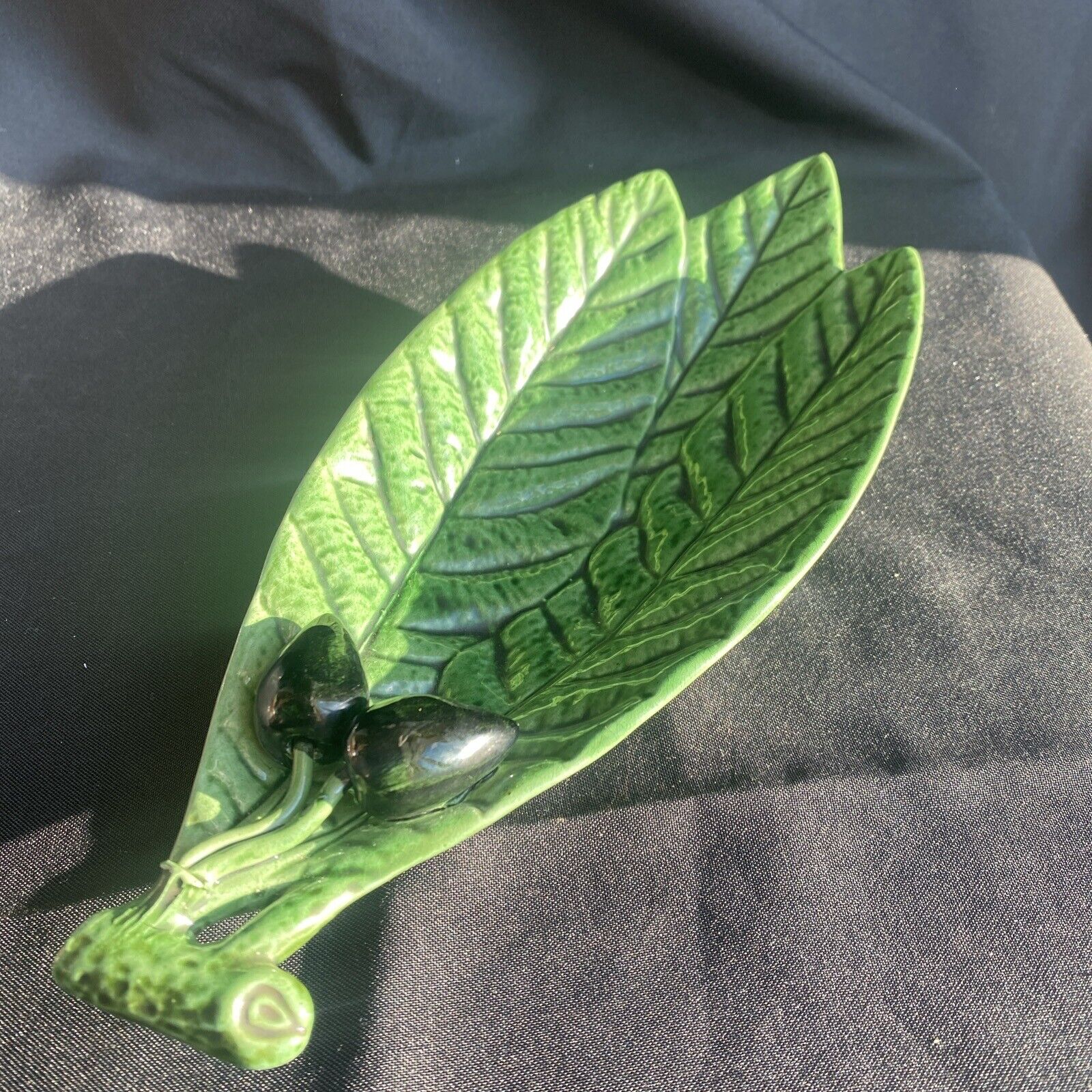 Ceramic olive dish - Caldas da Rainha Aires C Leal Portugal - (9165)