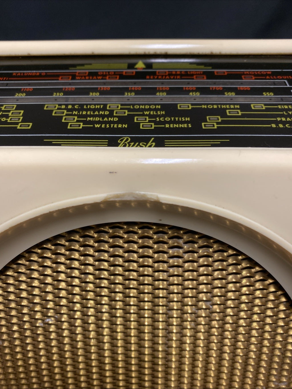 Vintage Bush DAC Model 90A Ivory Radio in original condition - (1792)