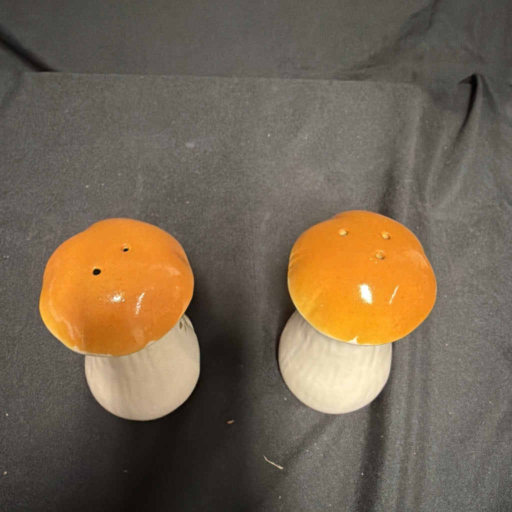 Merry Mushroom 1973 Sears Laurentian pottery Canada Salt & Pepper  - (1848)