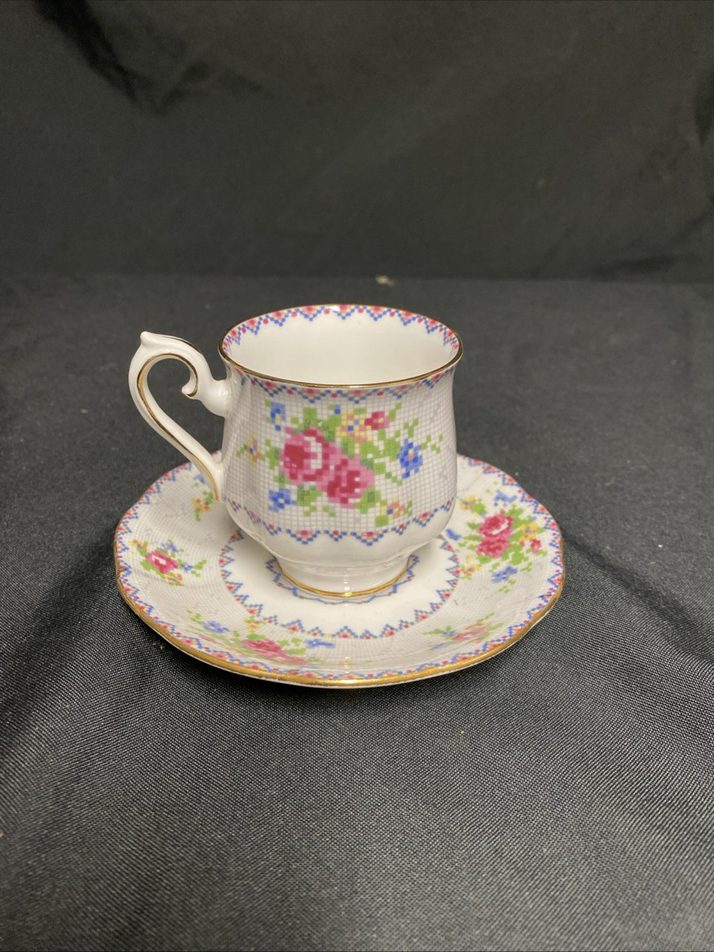 Royal Albert Bone China Petit Point RD778676 Tea Cup & Saucer - (1761)