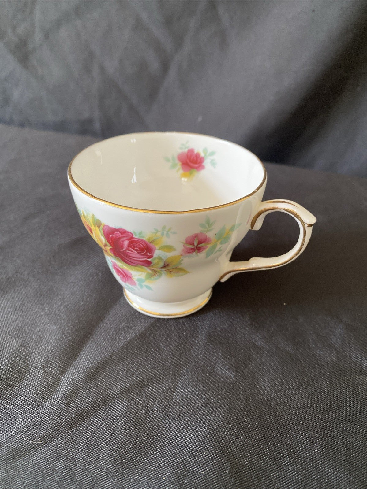 Duchess Garden Roses Fine Bone China England Tea Cup - (5819)