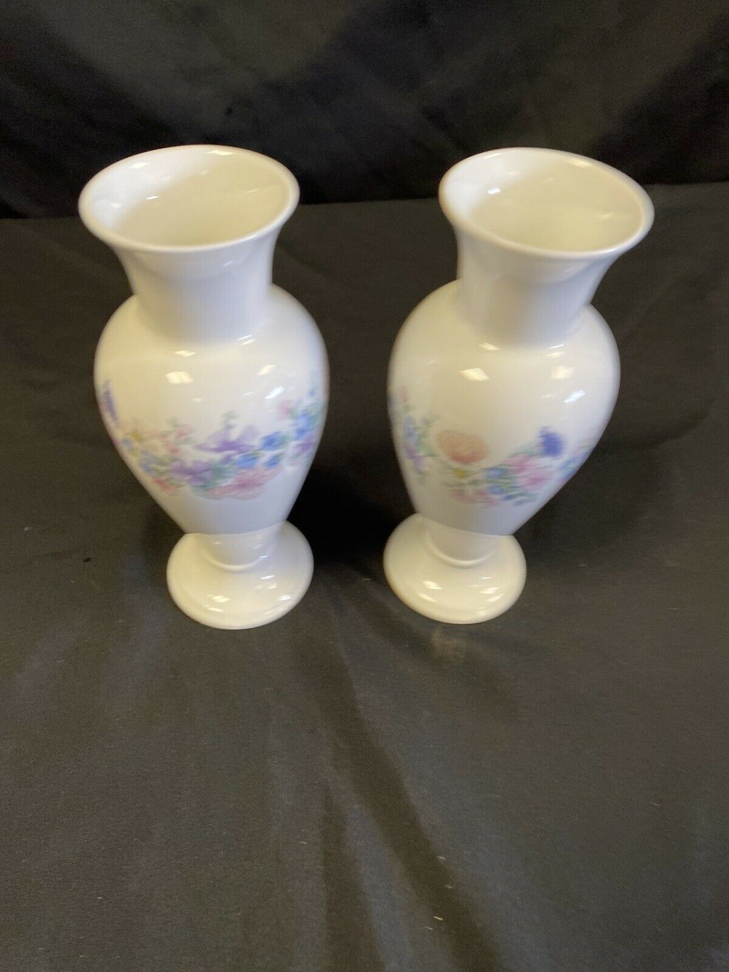 Wedgwood pair of bud vases - ANGELA - Bone China - Height 7" 1980 - (7136)