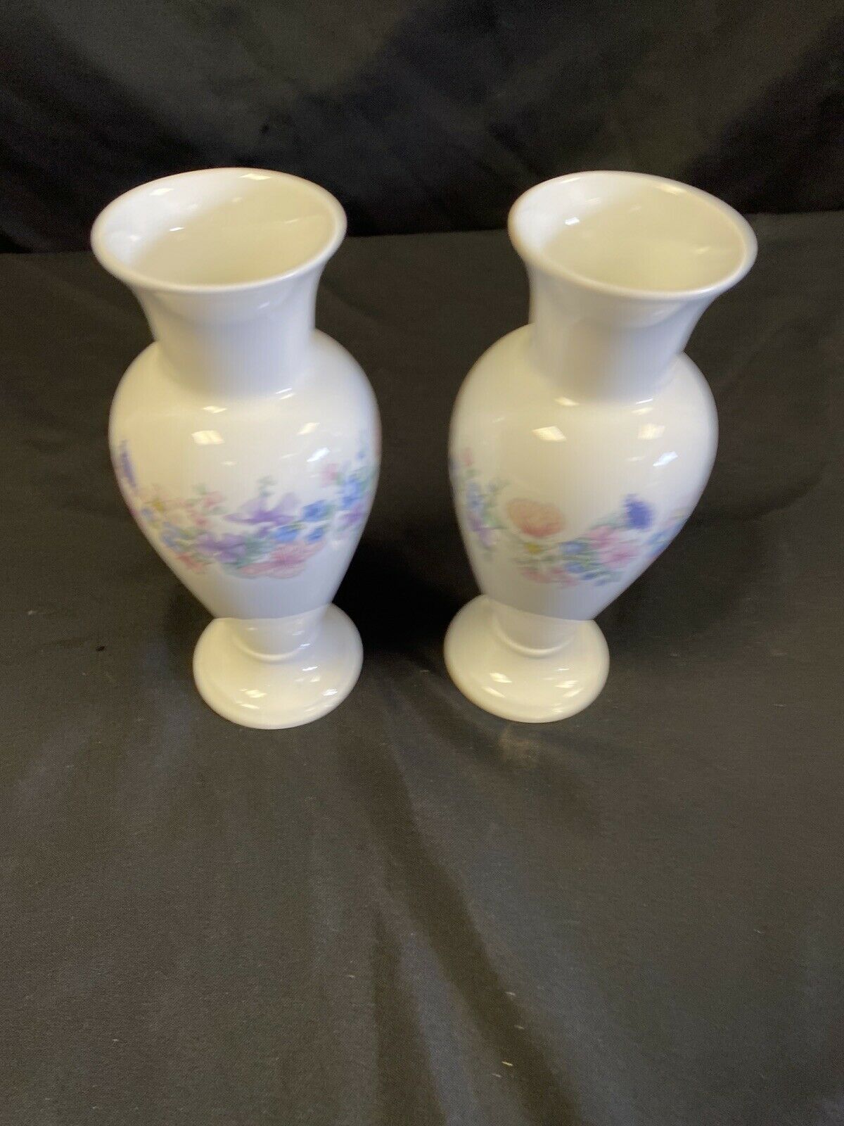 Wedgwood pair of bud vases - ANGELA - Bone China - Height 7" 1980 - (7136)