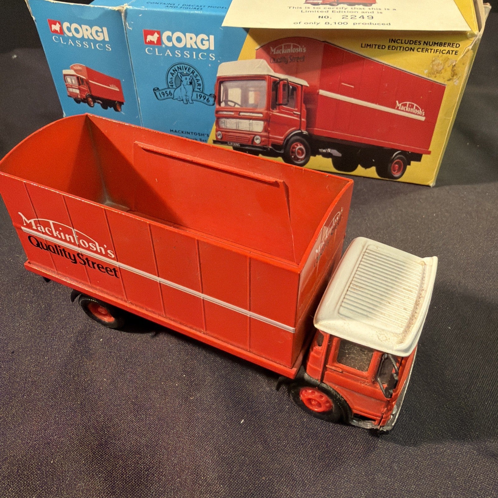 CORGI Classics MACKINTOSH'S AEC Truck Set 21201 LE #2249 of #8100 1995 - (2044)