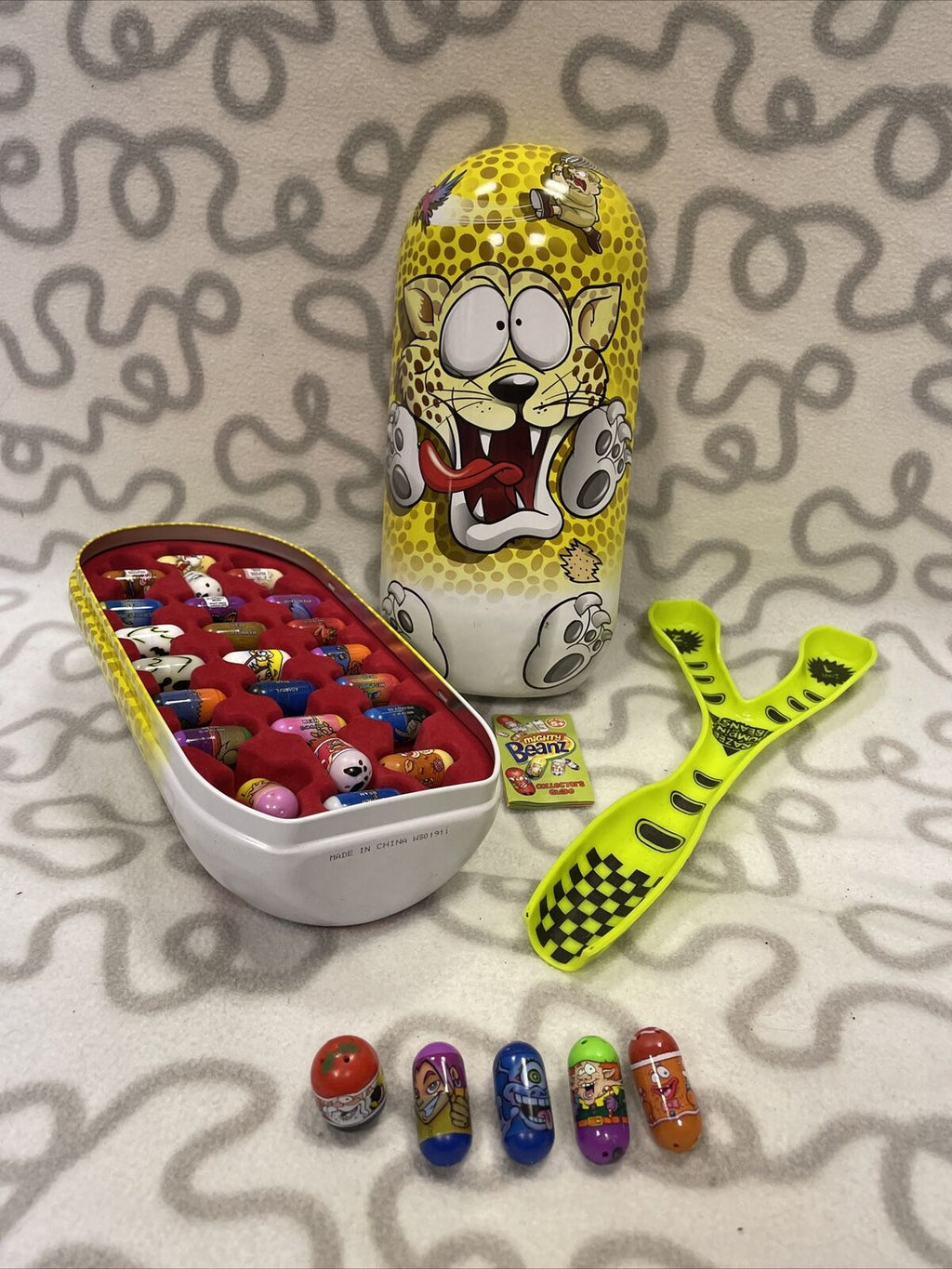 Cheetah Bean Collector Tin 51  Assorted Mighty Beanz