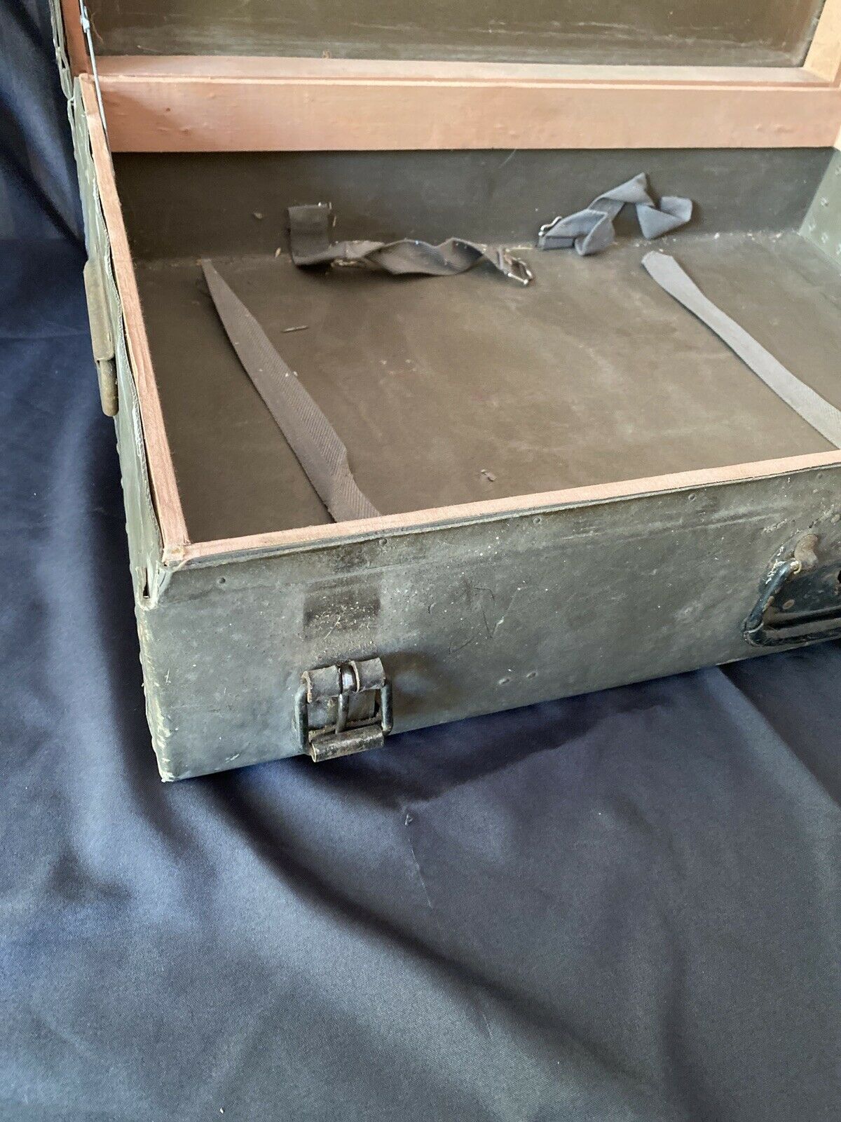 Military Suitcase Luggage Green Metal Parts Wood Frame Display Prop Unica 6516