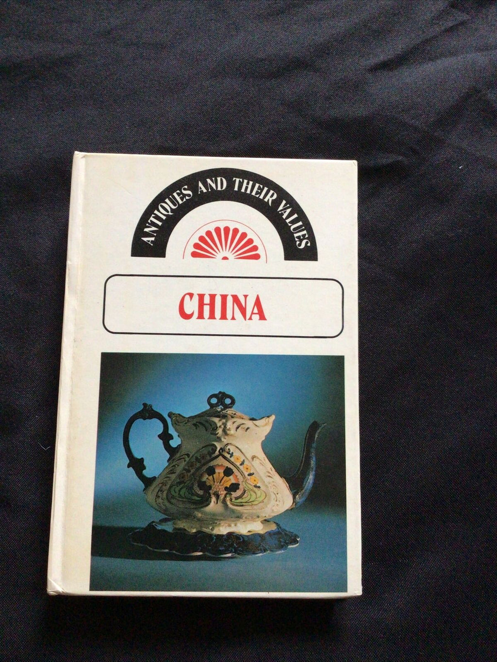 BOOK - Lyle pocket Antiques & Their Values 1976 - CHINA - (8589)