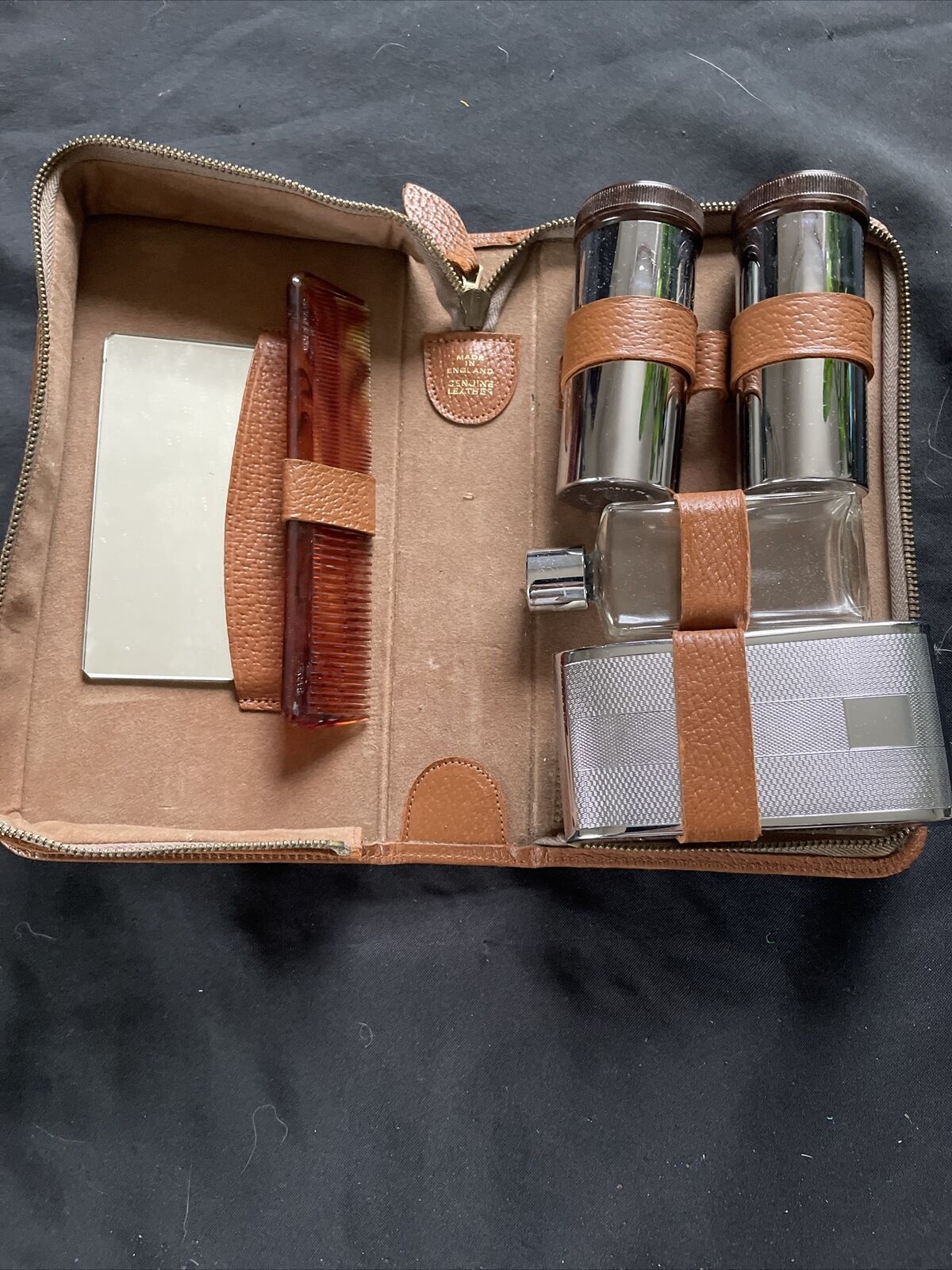 Vintage Gentlemens Grooming set unused in leather case - (9392)