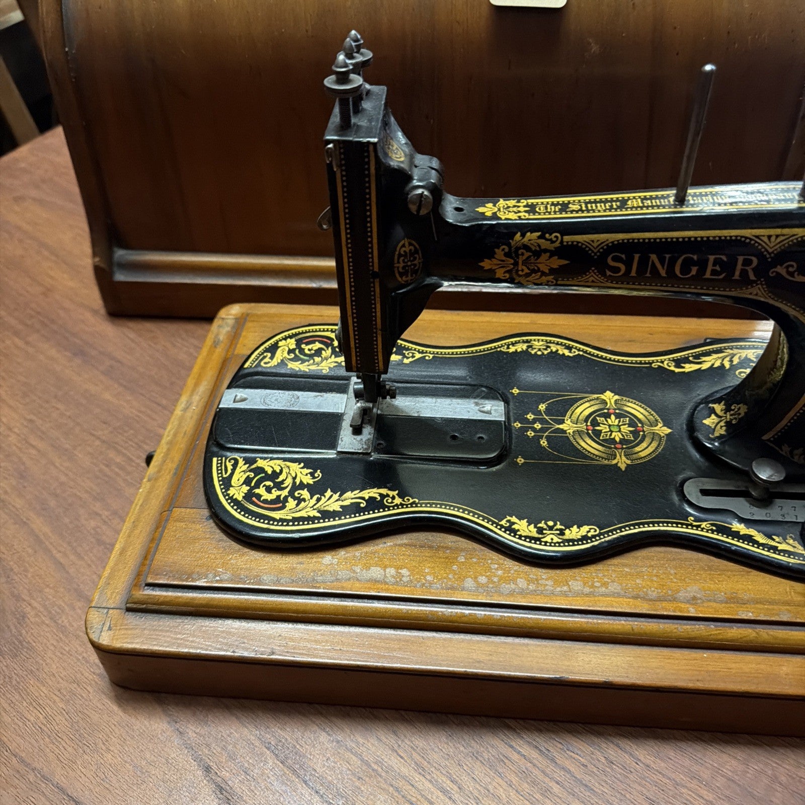 Singer Sewing Machine 1888 Fiddle Base 12K beautiful condition with case Antique - (2097) 