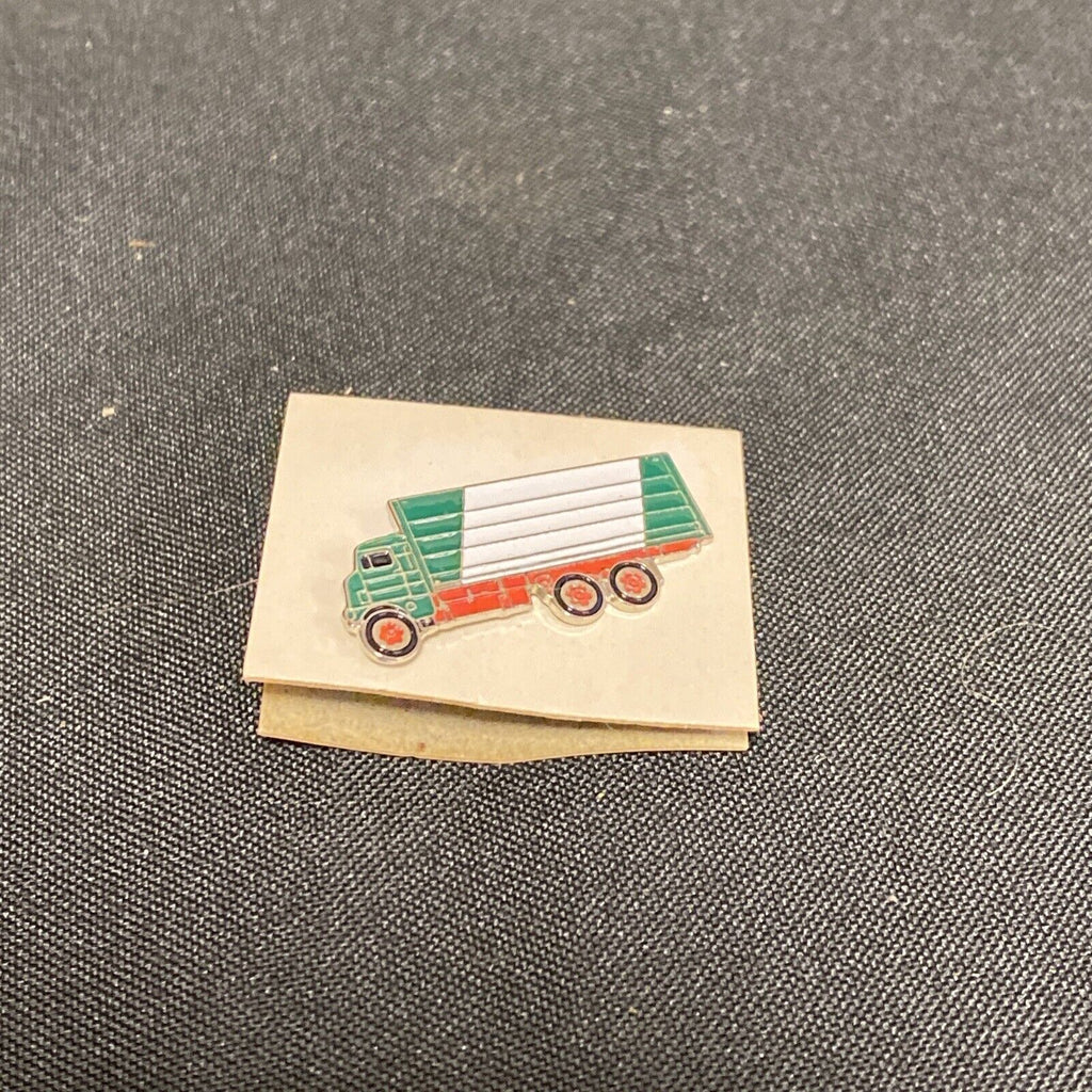Atlas Editions Enamel Pin Badge Truck Lorry Collection Freightliner CF162 (9135)