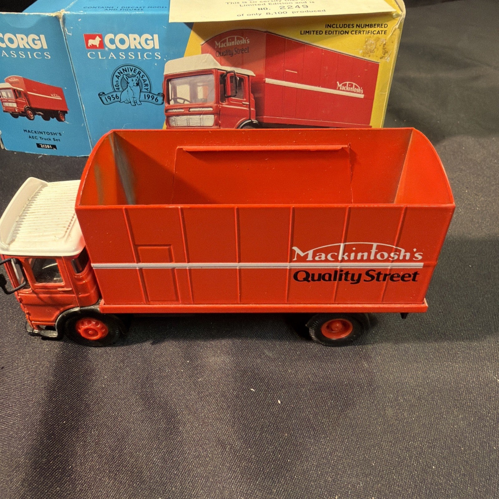 CORGI Classics MACKINTOSH'S AEC Truck Set 21201 LE #2249 of #8100 1995 - (2044)