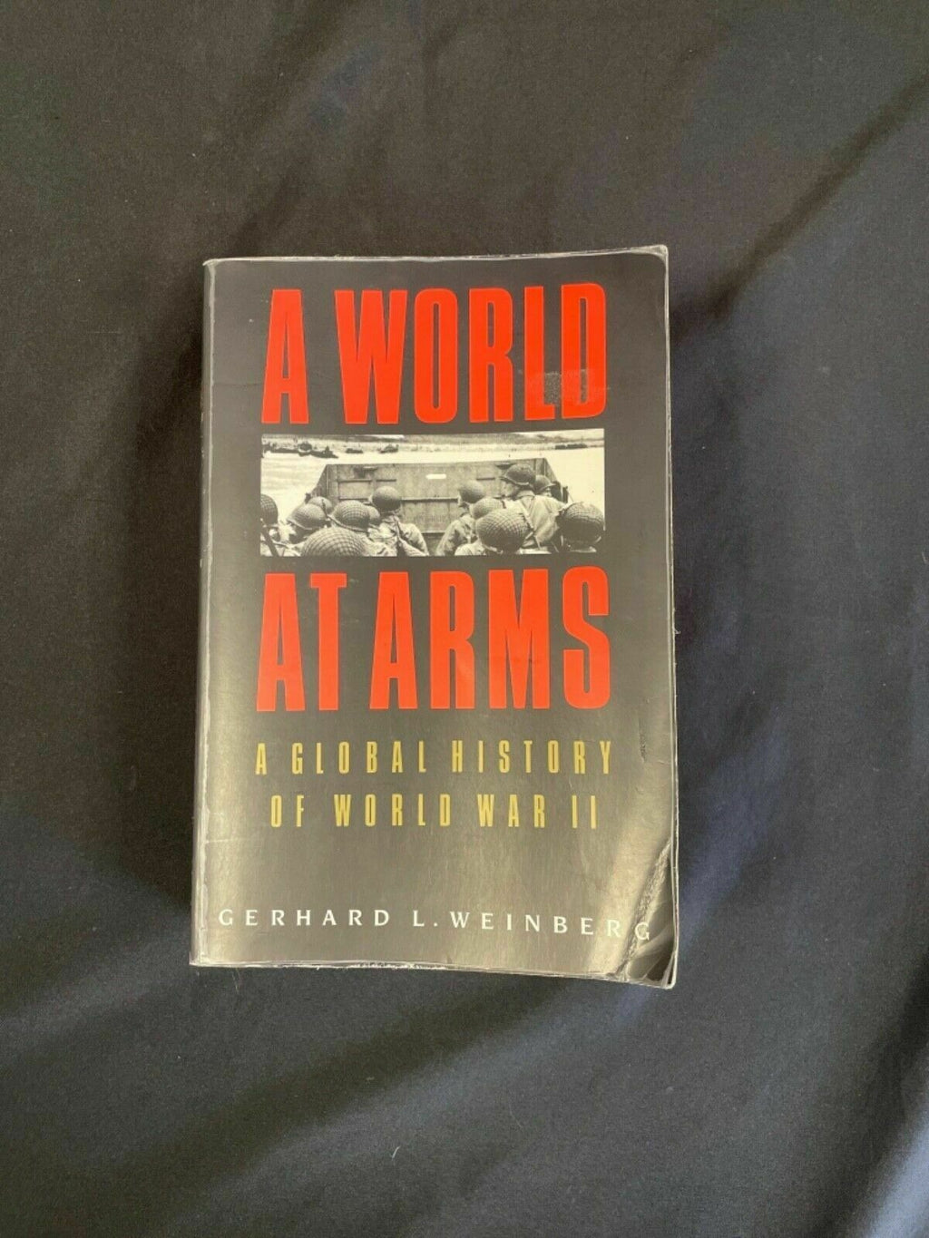 BOOK - A World At Arms - A Global History Of World War II Gerhard Weinberg - (8220)