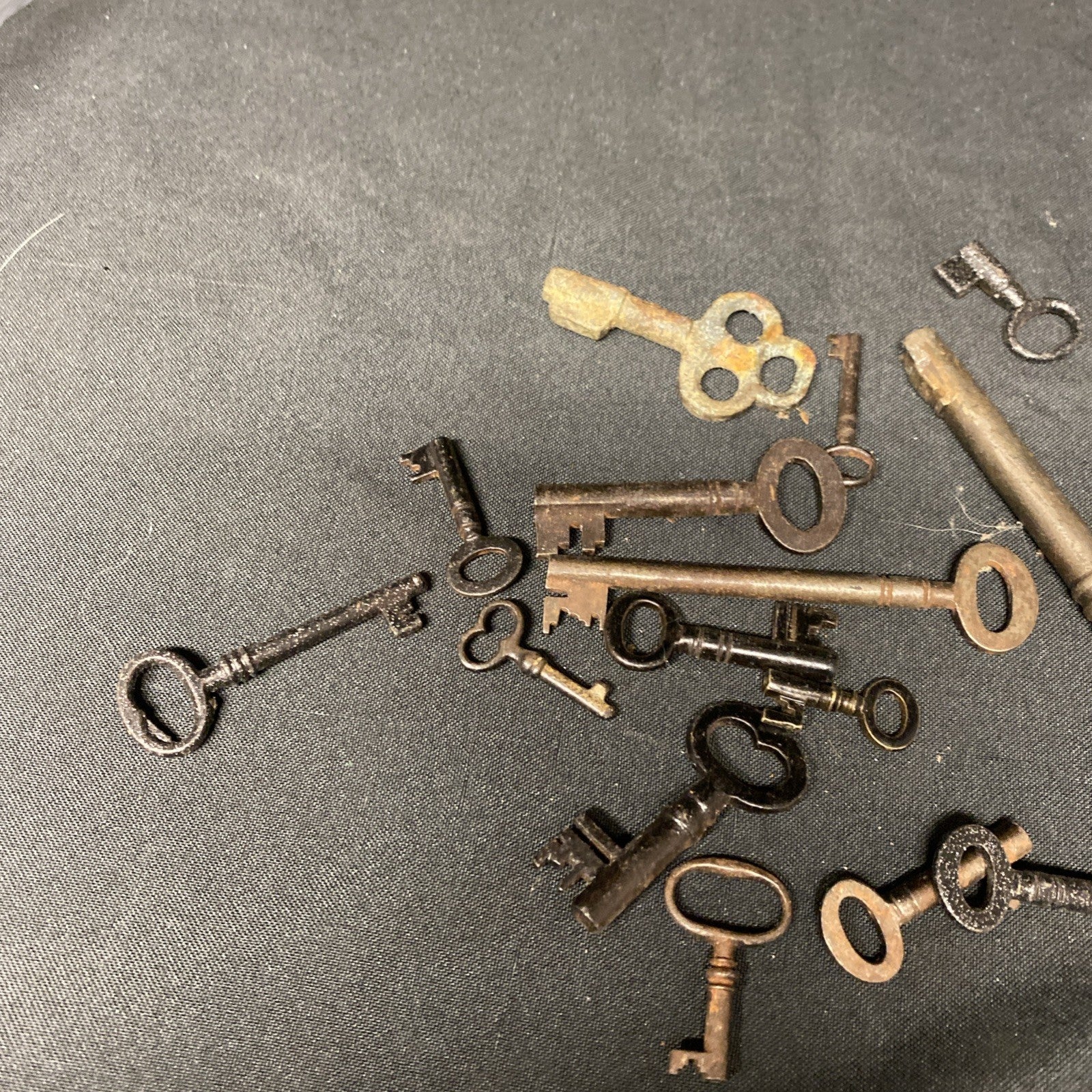 Vintage Key Lot of 20 Old Barrel Skeleton Keys Crafts Jewellery - (1364)