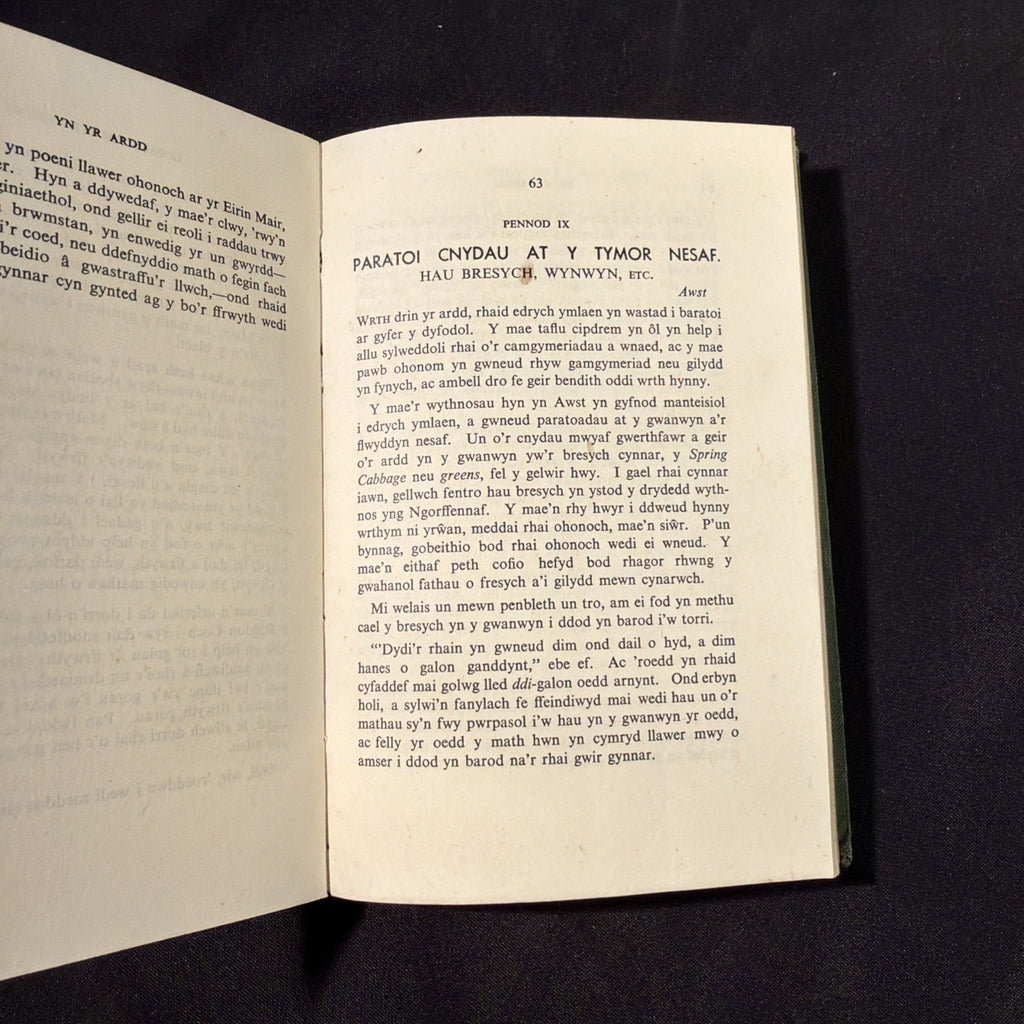 Yn yr Ardd, Sgyrsiau Radio, Tom Jones - Welsh Language book - (1862)