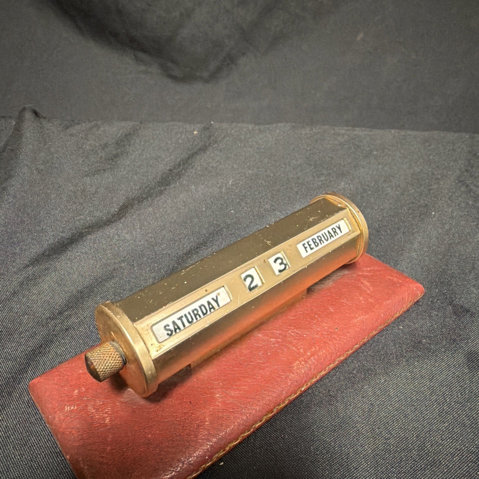 Vintage Art Deco Perpetual Desk Calendar by Leathersmith in Ex. Working order - (1970)