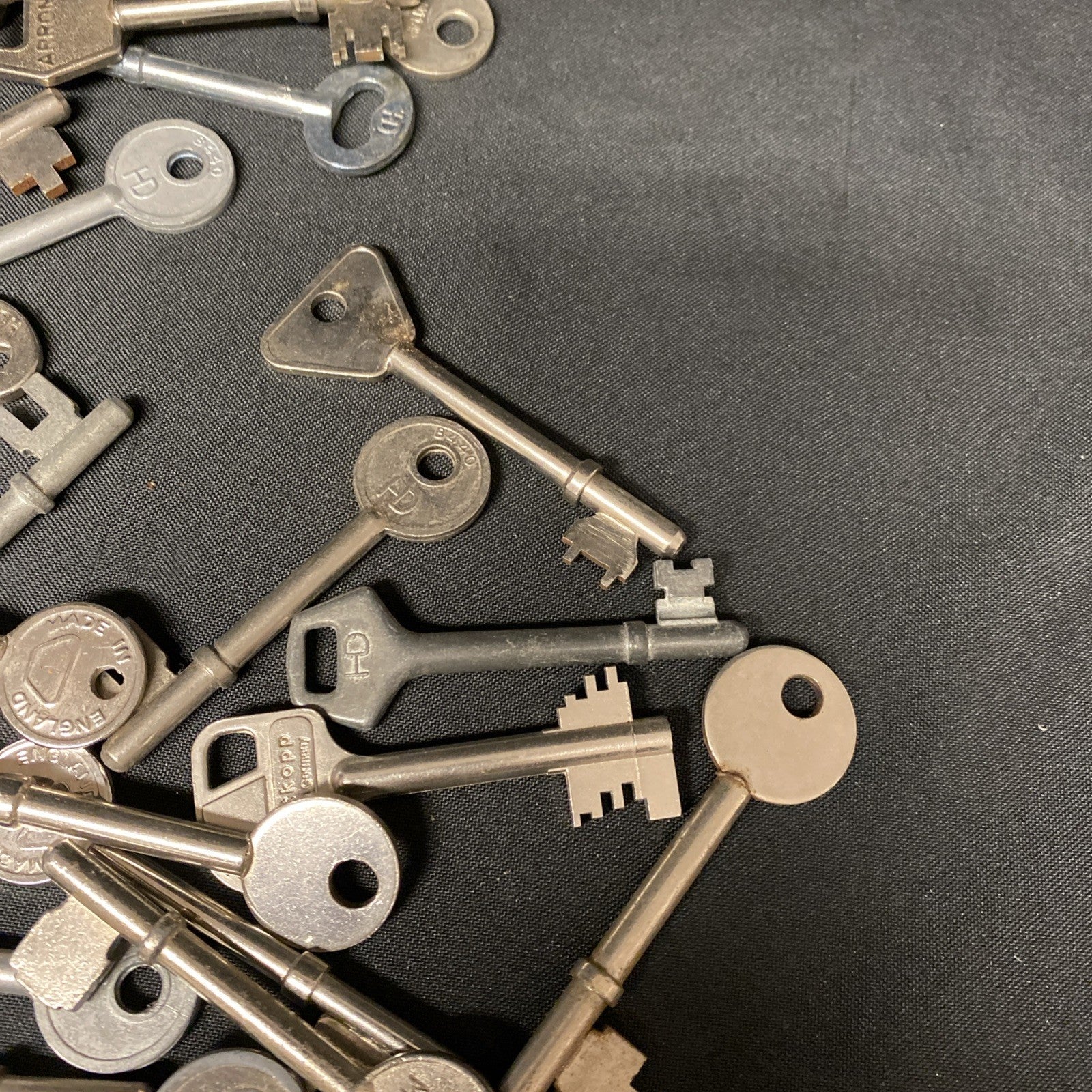 Vintage & Modern Key Lot of 25 Skeleton Keys Crafts Jewellery - (1362)
