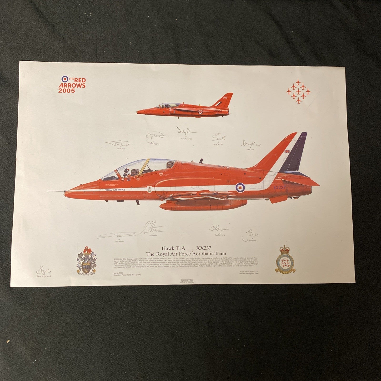 RAF RED ARROWS HAWK T1A XX237 SIGNED BY ALL THE SQUADRON PRINT 2005 RARE - (1639)