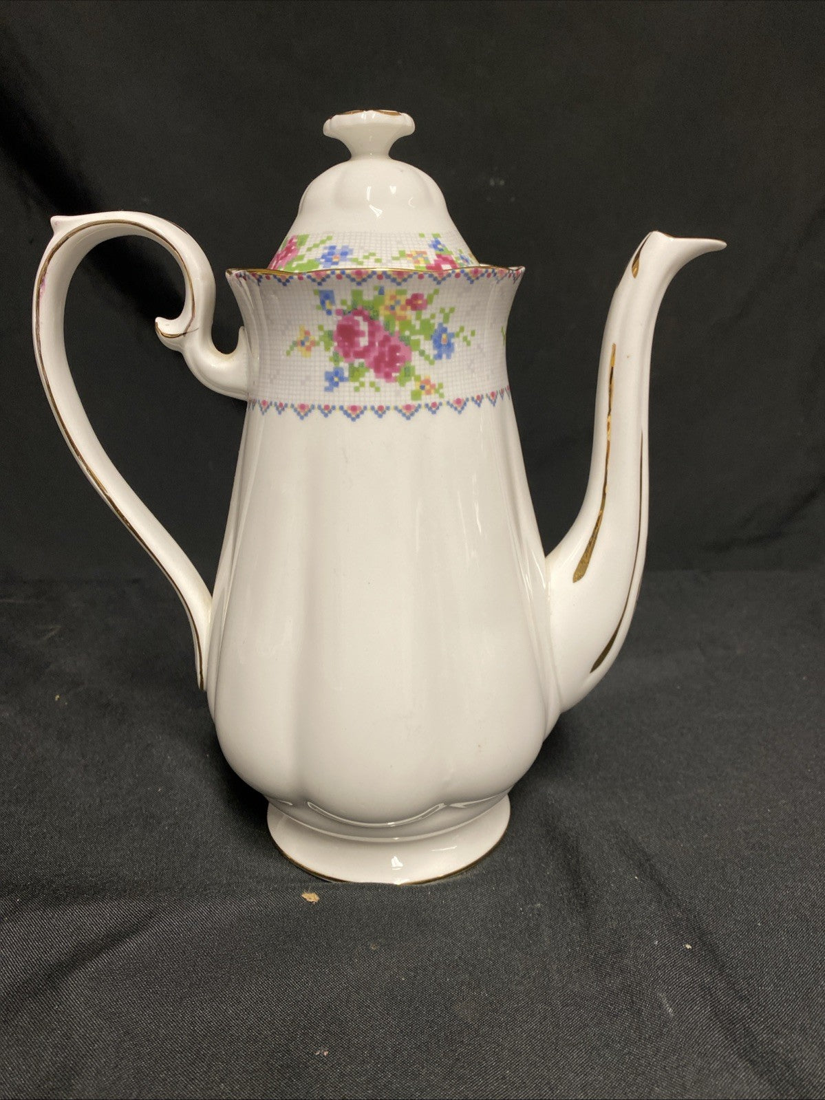 Royal Albert Bone China Petit Point RD778676 Tea / Coffee Pot Mint - (1765)